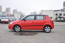2011款斯柯达晶锐酷黑版实拍