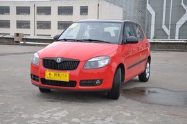 2011款斯柯达晶锐酷黑版实拍