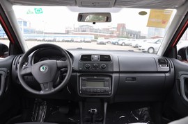 2011款斯柯达晶锐酷黑版实拍