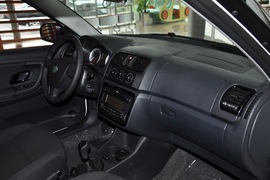 2011款斯柯达晶锐1.6L手动酷黑版