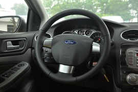 2011款福特福克斯两厢2.0L手自一体运动型