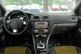 2011款福特福克斯两厢2.0L手自一体运动型