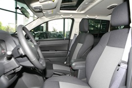 2010款吉普指南者2.4L运动版到店实拍
