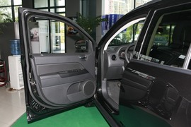 2010款吉普指南者2.4L运动版到店实拍
