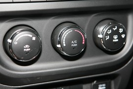 2010款吉普指南者2.4L运动版到店实拍