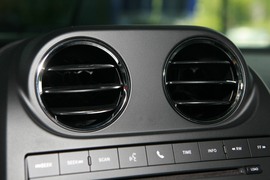 2010款吉普指南者2.4L运动版到店实拍
