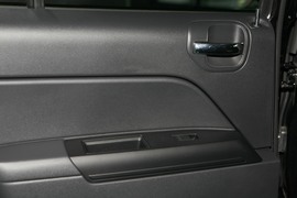 2010款吉普指南者2.4L运动版到店实拍