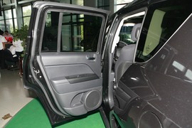 2010款吉普指南者2.4L运动版到店实拍