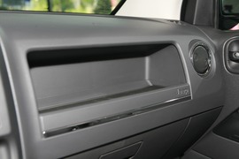 2010款吉普指南者2.4L运动版到店实拍