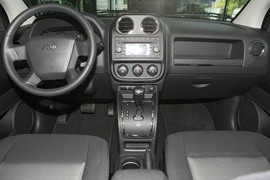 2010款吉普指南者2.4L运动版到店实拍
