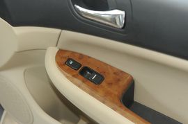 2010款比亚迪F6　2.0L手动尊贵型黄金版实拍