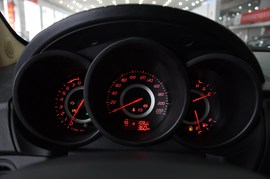 2011款奇瑞A3三厢1.6L手动尊贵型