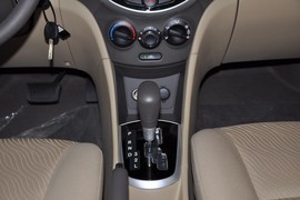 2010款现代瑞纳1.4GLS自动豪华型