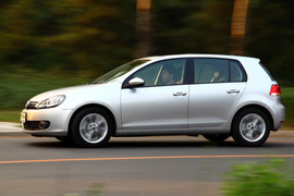 2010款高尔夫1.4TSI与英朗XT