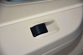 2015款奇瑞风云2两厢1.5L手动新锐版