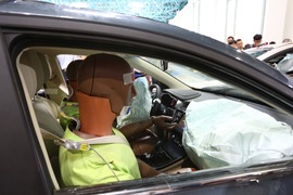 吉利帝豪GL车对车垂直碰撞