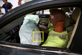 吉利帝豪GL车对车垂直碰撞