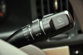 2011款北京现代伊兰特1.6L手动舒适天窗型