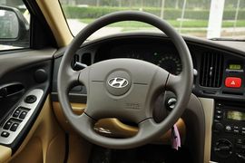 2011款北京现代伊兰特1.6L手动舒适天窗型