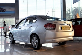 2008款广汽本田锋范1.5L手动精英版