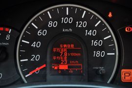 2010款东风日产玛驰1.5L自动易智版