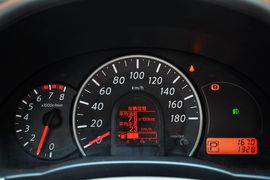 2010款东风日产玛驰1.5L自动易智版