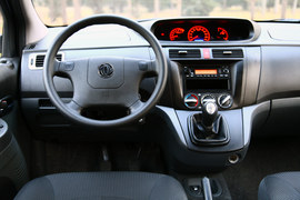 东风风行景逸对比日产骊威测试实拍