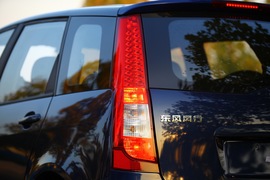 东风风行景逸对比日产骊威测试实拍