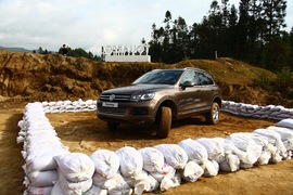 2011款大众途锐试驾