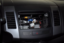 2010款三菱欧蓝德劲界2.4时尚四驱版实拍