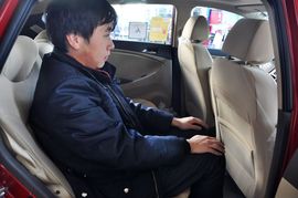 2011款北京现代瑞纳两厢1.4L自动豪华型