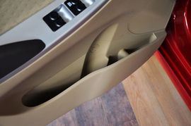 2011款北京现代瑞纳两厢1.4L自动豪华型