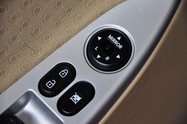 2011款北京现代瑞纳两厢1.4L自动豪华型