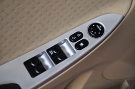 2011款北京现代瑞纳两厢1.4L自动豪华型