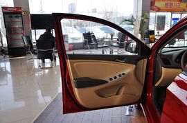 2011款北京现代瑞纳两厢1.4L自动豪华型