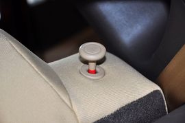 2011款北京现代瑞纳两厢1.4L自动豪华型