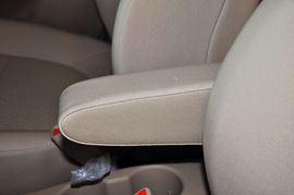 2011款北京现代瑞纳两厢1.4L自动豪华型