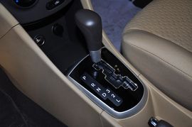 2011款北京现代瑞纳两厢1.4L自动豪华型