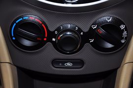 2011款北京现代瑞纳两厢1.4L自动豪华型