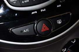 2011款北京现代瑞纳两厢1.4L自动豪华型