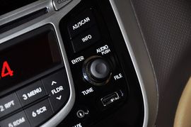 2011款北京现代瑞纳两厢1.4L自动豪华型