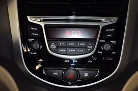 2011款北京现代瑞纳两厢1.4L自动豪华型