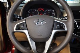 2011款北京现代瑞纳两厢1.4L自动豪华型