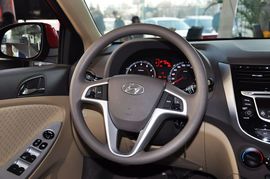 2011款北京现代瑞纳两厢1.4L自动豪华型