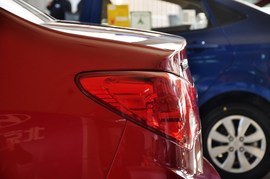 2010款北京现代悦动1.6L手动豪华型