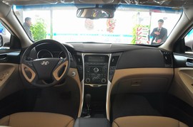 2011款北京现代索纳塔八2.4L