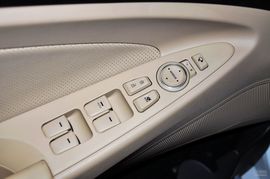 2011款北京现代索纳塔八2.0L