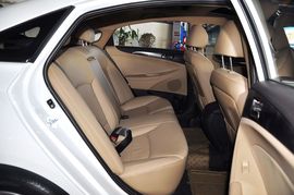 2011款北京现代索纳塔八2.0L