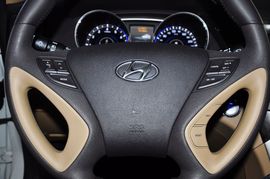 2011款北京现代索纳塔八2.0L