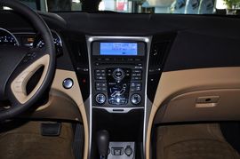2011款北京现代索纳塔八2.0L